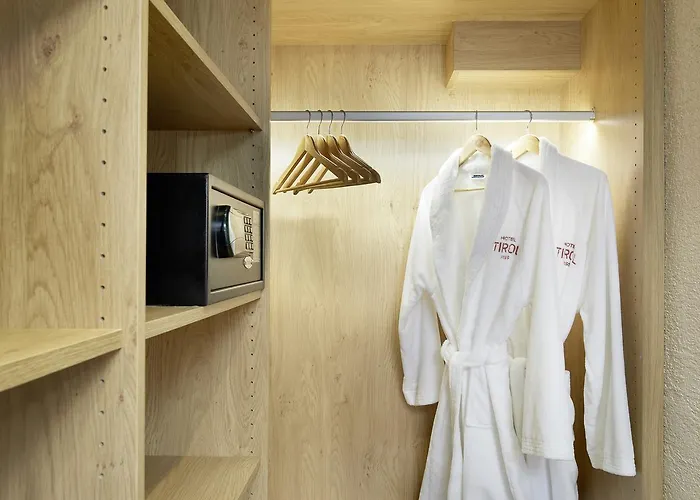 Tirol 4sterne Superior ホテル フィス